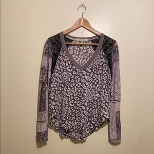 We The Free Free People Gray Patterned V-Neck Blouse. Size Xs